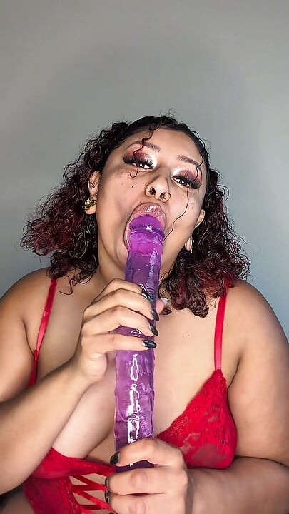 Latina excitée qui se fait l'anus avec un gode