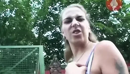 Sarışın amatör vibratörle kıllı amcık ve götle oynuyor