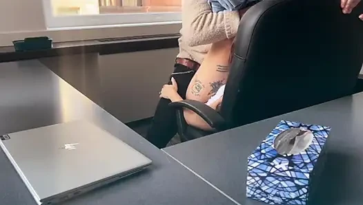 Sie lutscht und fickt chef, um ihren job zu retten