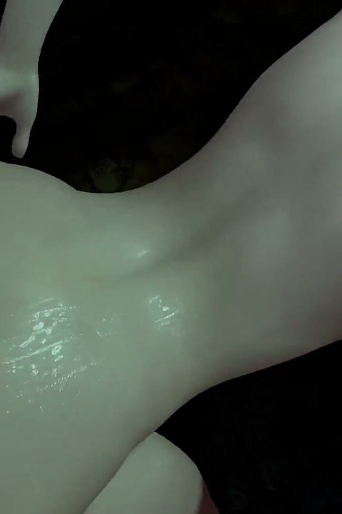 Sevimli esmer kız ellerini geri çekerek ayakta anal seks yapmayı seviyor: 3 boyutlu porno