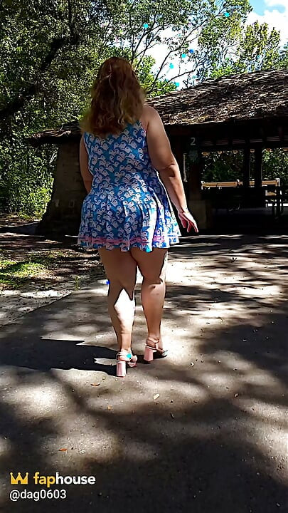 Jamdown26_da0603 - gorąca seksowna BBW Chodzenie na zewnątrz w parku ubrana w mini sukienkę i szpilki