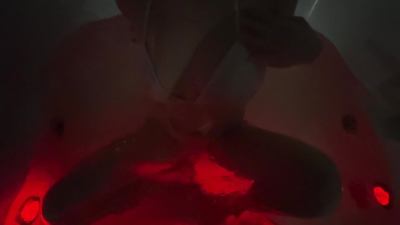 Jacuzzi sexy cu sora mea vitregă - fratele vitreg nu a putut rezista