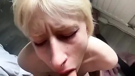 Сногсшибательная электронная девушка Pink Molly Bomb получает массивный камшот на ее симпатичное юное лицо