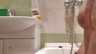 (52) Дрочит латерон в ванной