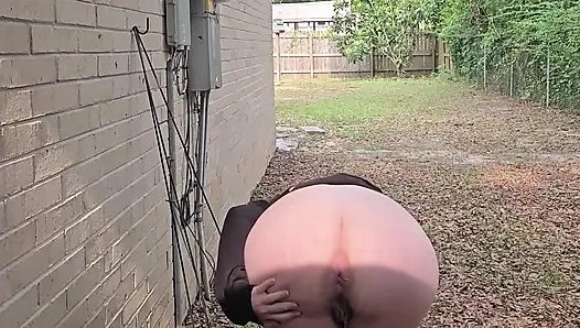 Pup dışarıda işiyor!