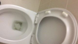 Fagot upokarzający palant w publicznej toalecie