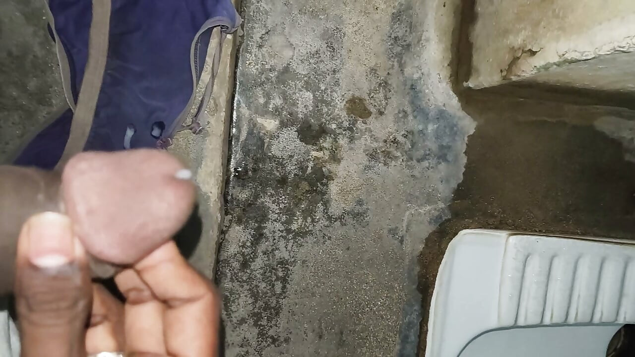 我正在射在我朋友繼母的胸罩裡