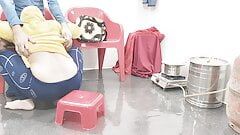 Indisch Desi mollig stel neukt in de keuken met vriendje hardcore op zijn hondjes