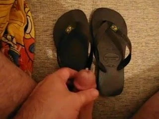 Sperma op vriendin zwarte Havaianas (Braziliaanse vlag)