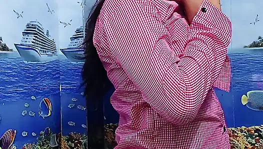 Hintli ateşli desi kız öğrenci üniformasını değiştiriyor ve mastürbasyon yapıyor. Hintli desi selfie videosu.