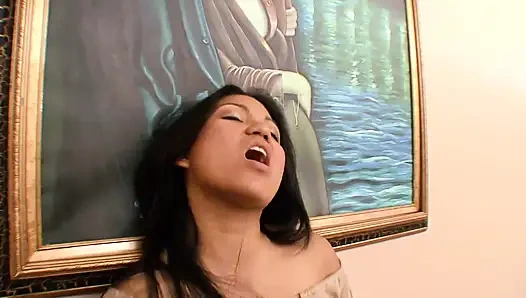 Cewek Asia menunggangi kontol kekasihnya yang lebih tua