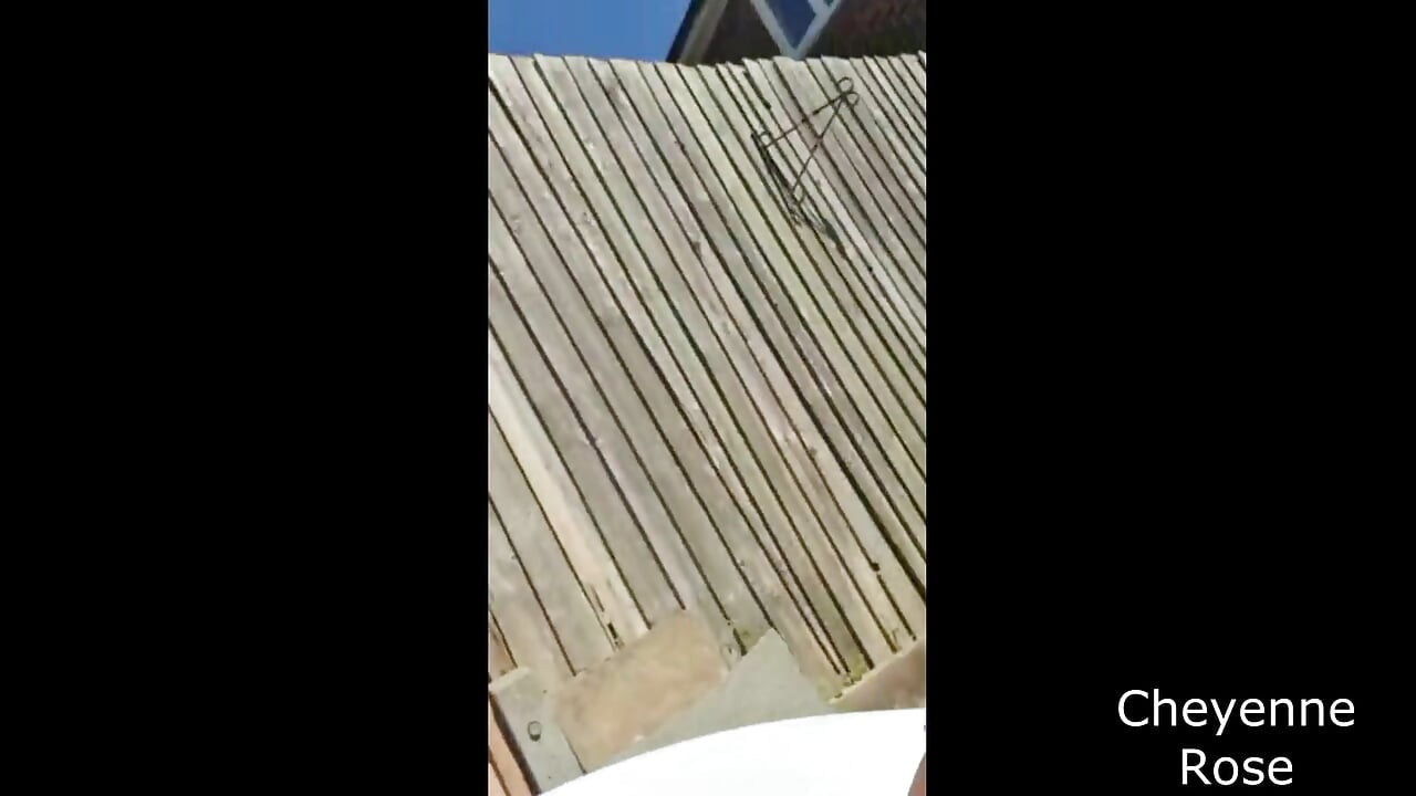 Havuzda kürek çekiyor sikişiyor ve emiyor