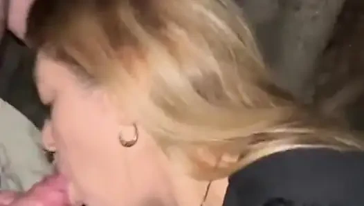 Жена в парке сосет в любительском видео