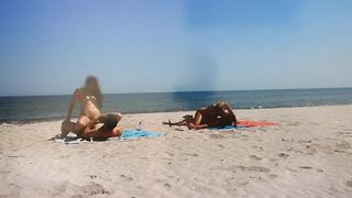 Пара трахается на пляже и получает камшот