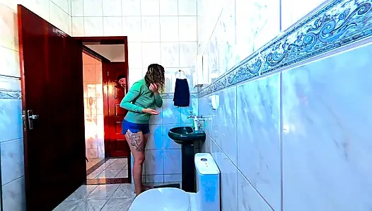 Üvey yeğen banyoda yalnız ve ona sürtünerek boşalıyor.