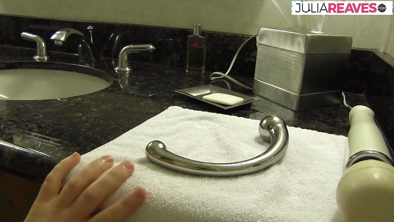 Awek miang mengongkek pantat dengan dildo semasa alat penggetar dalam kelentit