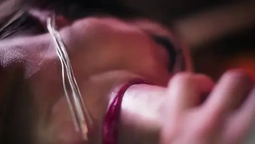 Лапочка Демон находит нового любовника. Мед Демон является девой в путешествии сексуального самооткрытия.