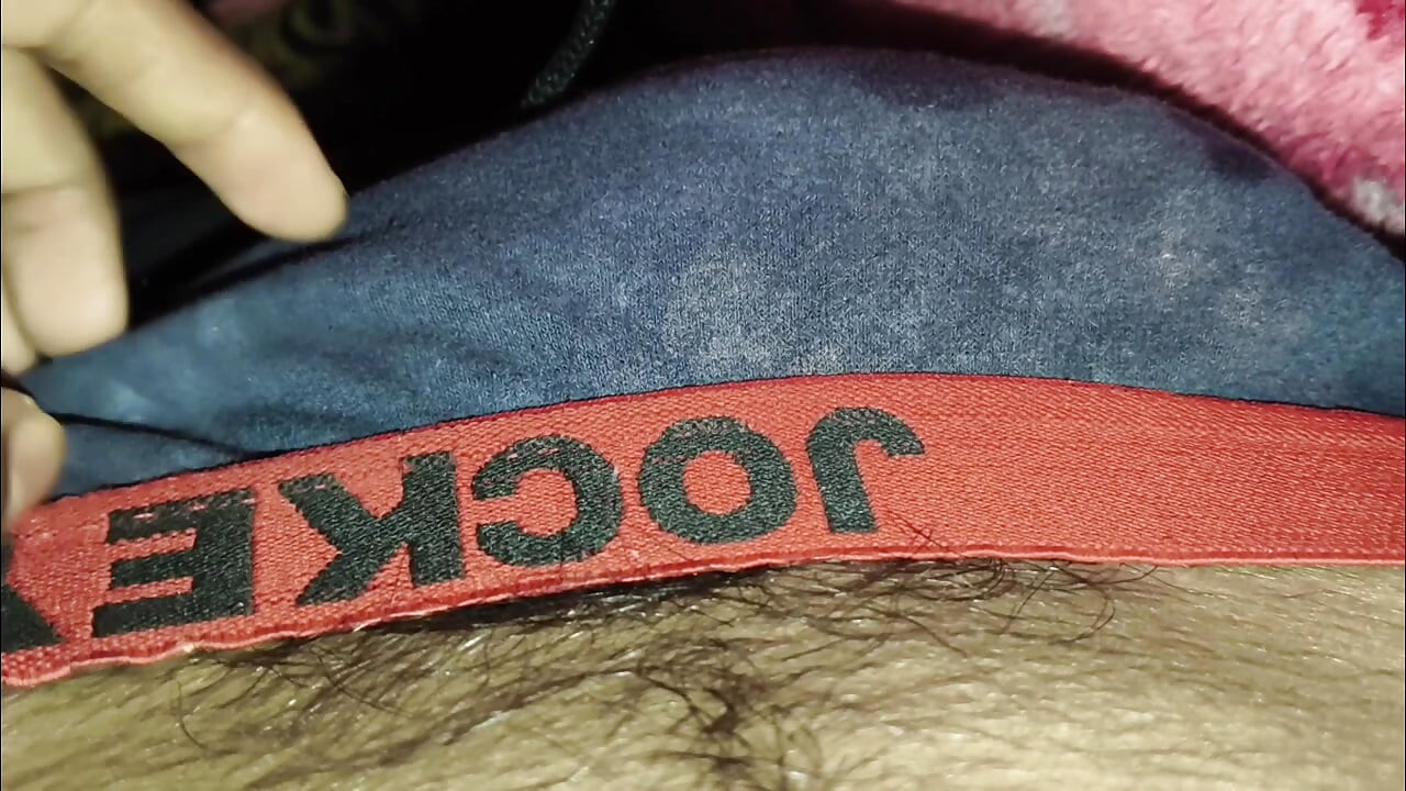 かわいい男の子が大きなサイズのペニスを持って一人で家にいる