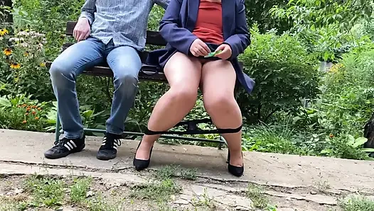 Meine sexy Stiefmutter macht das in einem öffentlichen Park