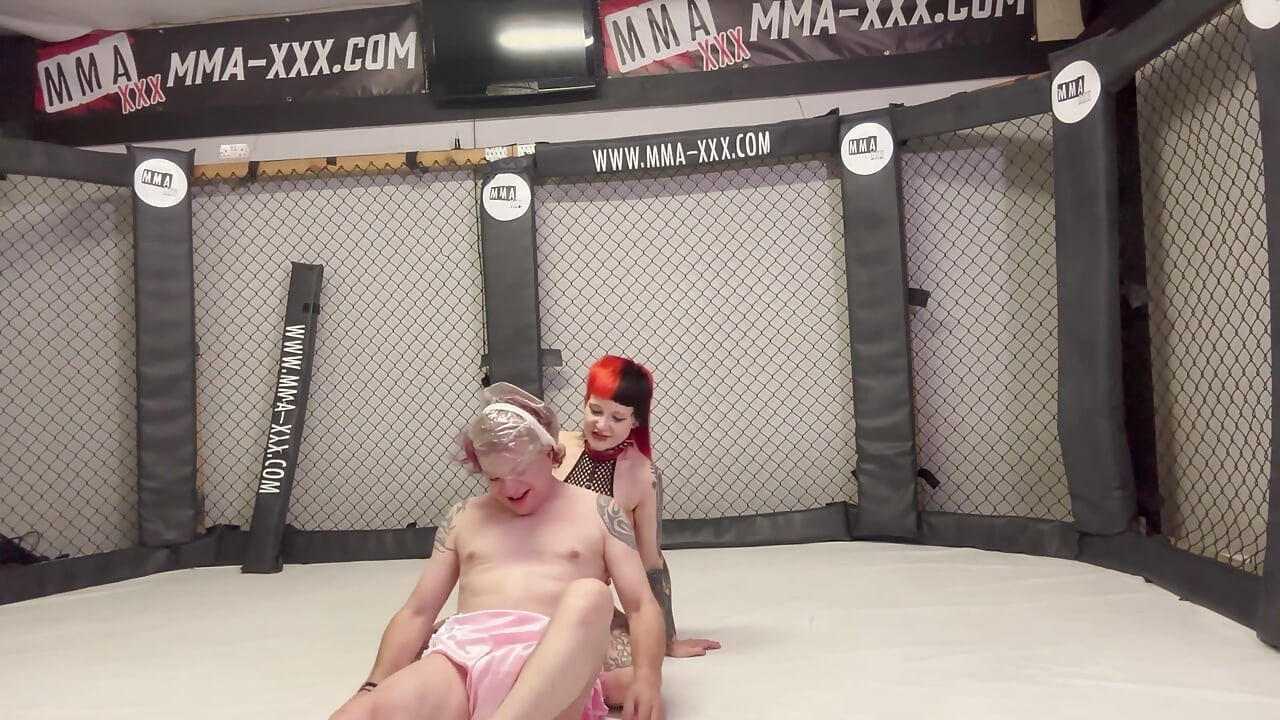 Mama vitregă din pvc chinuie sissy în Cușca Mma - Controlul coapselor și umilință