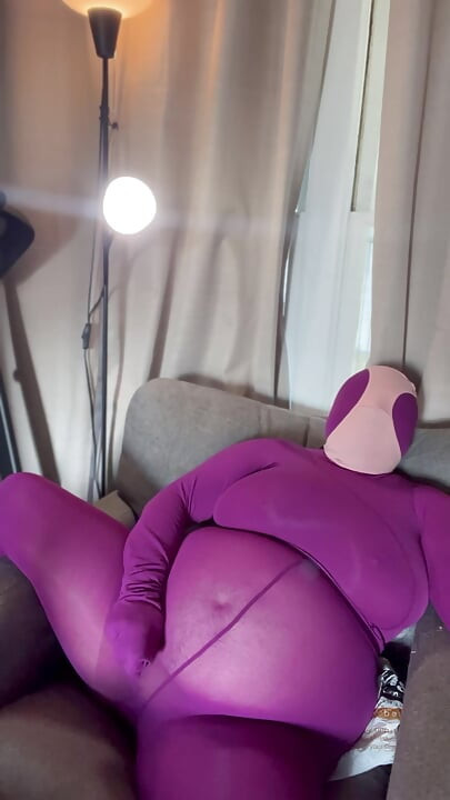 Külotlu kapüşonlu kadın orgazm oluyor