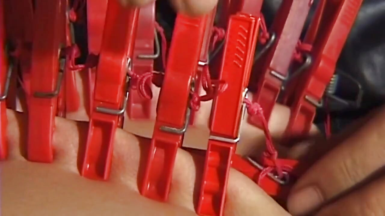 Madura milf de couro suporta grampos e tormento de corda