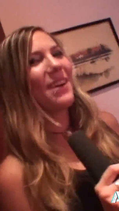 Blondynka Yaiza Del Mar rżnięta w łóżku sztywnym wielkim kutasem | Klip 1