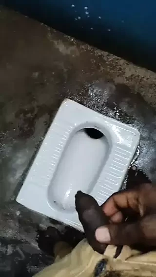 Meninos, um banheiro no banheiro