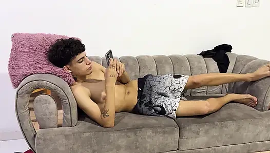 Я трахаю неизвестной девушку, которую я встретил в интернете, и она жестко трахается без презерватива.