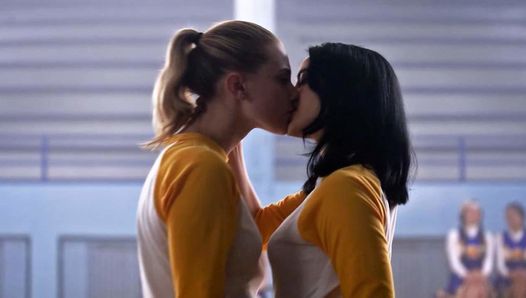 Lili Reinhart &amp; Camila Mendes, Lesbenkuss - scandalplanet.com