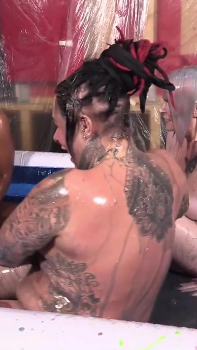 Epski trenutak iz "Four Girl Coloured Gunge Mess"