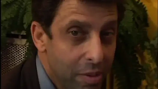 Фантастическую милфу-брюнетку трахнули в задницу и камшот в рот винтажный хуй