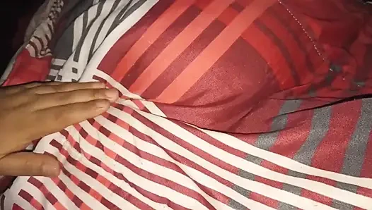 Meine ehefrau mit dickem arsch, wenn sie Seifenopern auf ihrem handy guckt