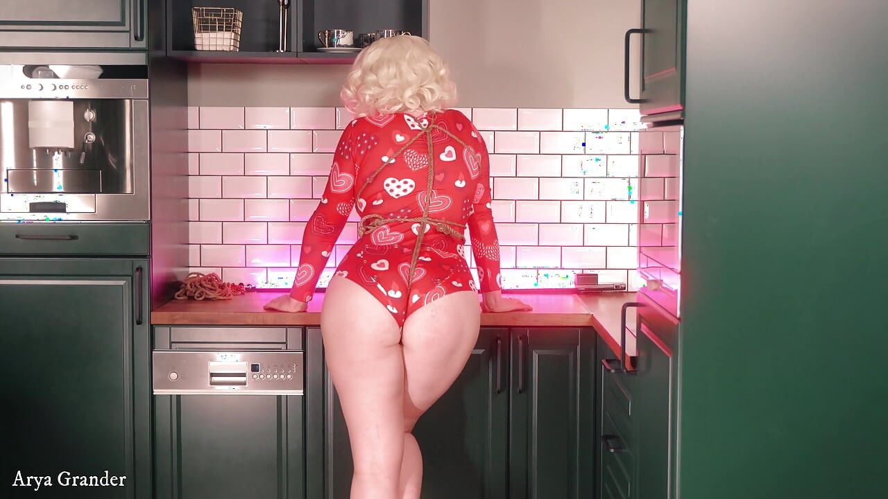 Zelfbondage blonde milf