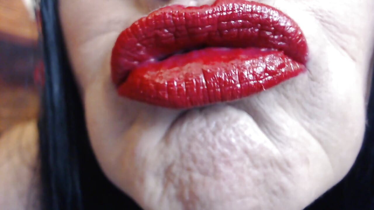 Big thick red duck lips