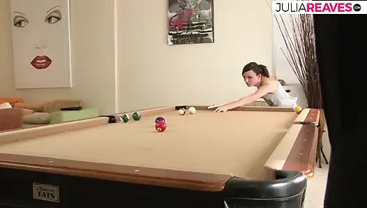 Sıska sürtük götten ağzına boşalmadan önce amcık yalamanın tadını çıkarıyor