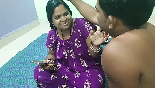 Abang tiri masuk ke kamar saudara tirinya, melucuti pakaiannya sambil bugil, dan ngentot memeknya habis-habisan.