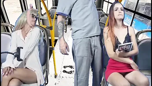 Arbeiterin holt schwanz raus und schiebt frauen im bus
