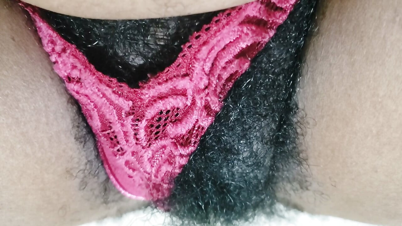 Mooie rijpe milf harig poesje die haar slipje opzij legde
