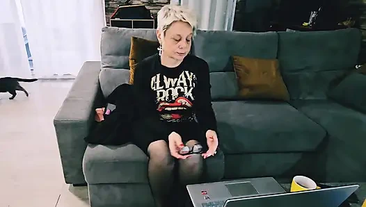 Saya harus memilih antara bekerja atau dildo vagina MILF dewasa saya