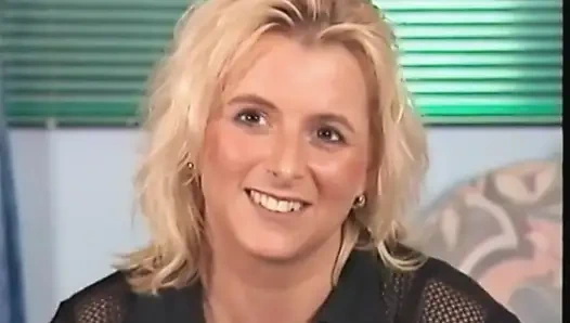 Cewek nakal rambut pirang lagi asik muasin memeknya sendirian sambil nyepong kontol di ruangan casting