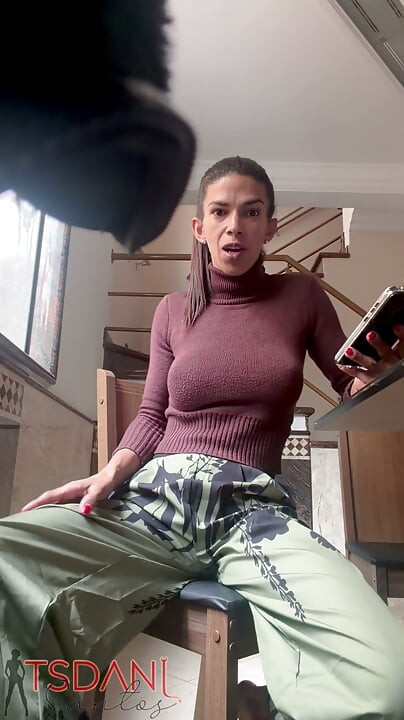 Daniela Santos, người phụ nữ chuyển giới với con cu to, khoe cơ thể tại nhà