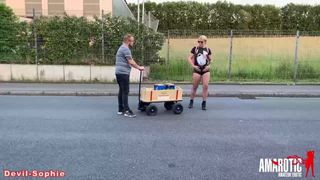 Devil-Sophie: Komm ich fick dich Public - Bollerwagen Straßen Fick