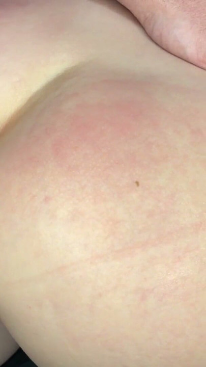 Geile milf laat hem snel klaarkomen met haar ronde kont. Enorme cumshot op haar kut! | Clip 1