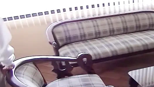 Setelah bekerja, bosku mengundangku ke rumahnya, dan aku tidur sama suamiku untuk pertama kalinya.