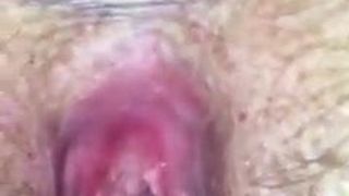 Rijpe amateur harige kut extreem close -up in creampie