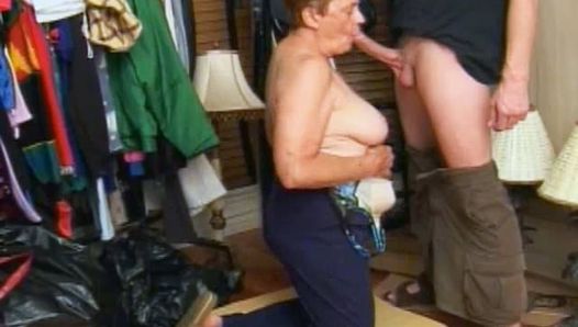 La nonna paffuta succhia un giovane cazzo