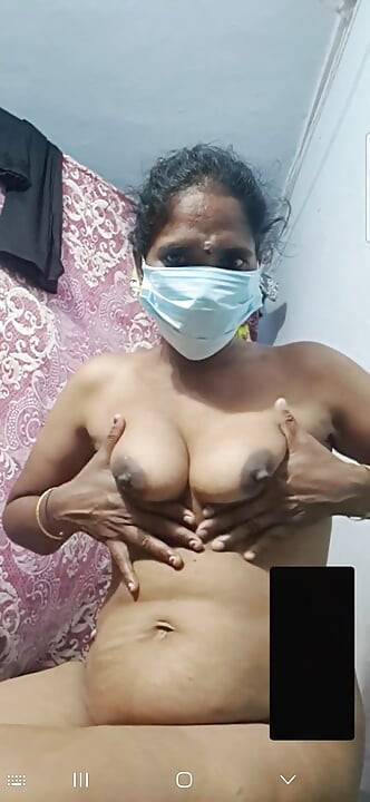 Tamil aanti stan aur choot se khel rahi hai