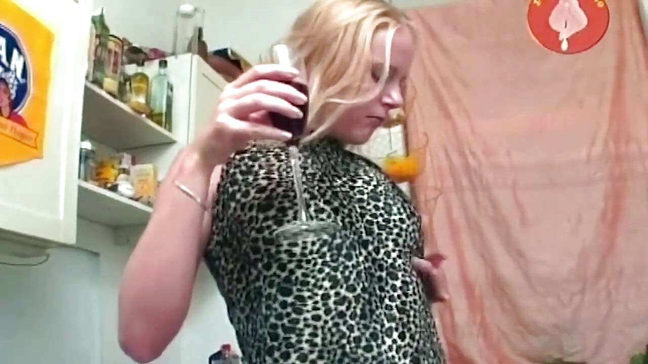 Amatoare blondă suge vibratorul în timp ce își fute cu degetul pizda umedă