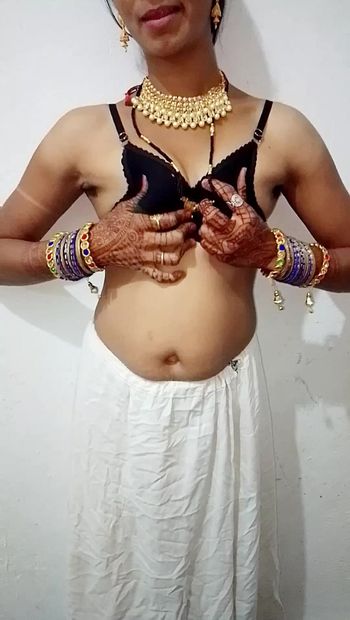 Горячая сексуальная индийская фигура бхабхи Мушкан